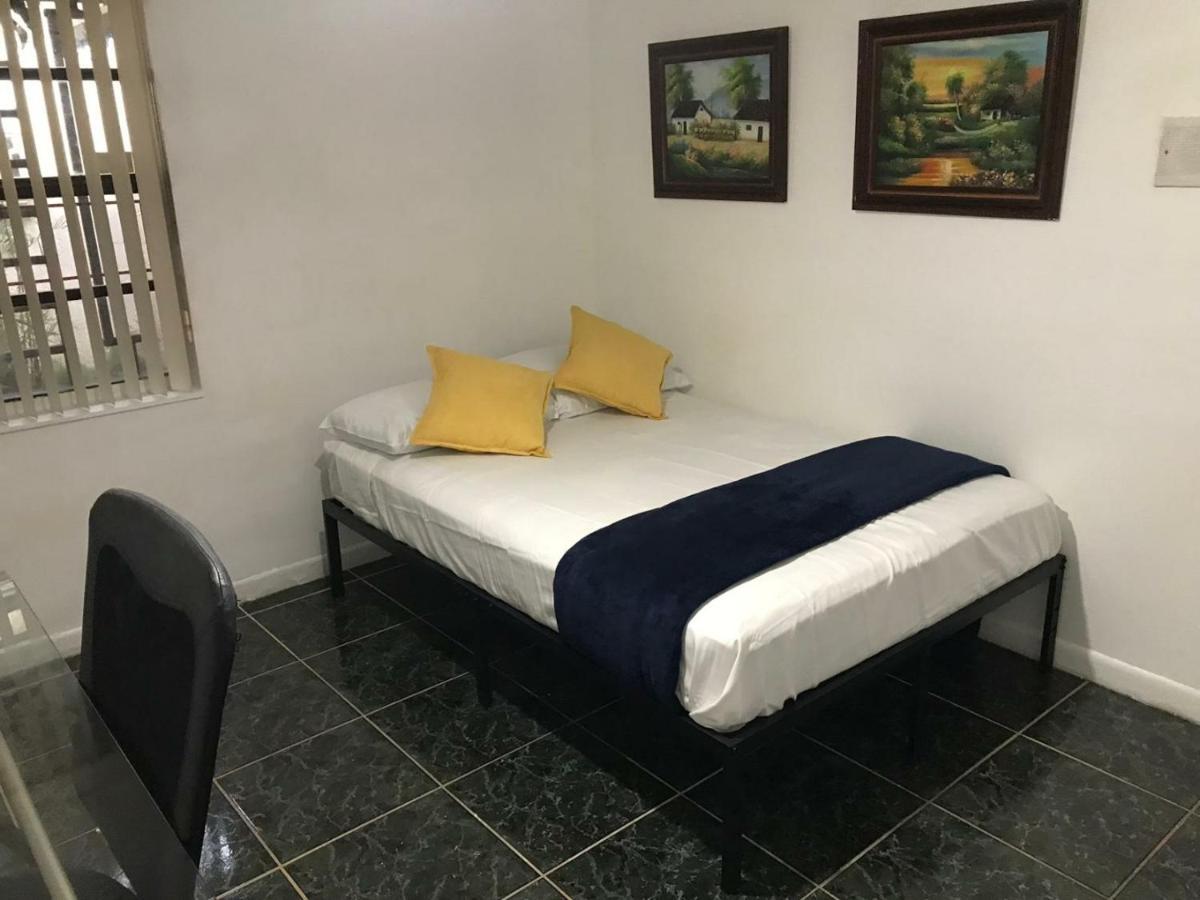 Snug Minimalist Full Bed With 50 Inch Smart Tv, Netflix, Airplay, Mini-Fridge, And 500 Mbps Wifi Near Fiu, Dolphin Mall, Airport Miami Exterior foto