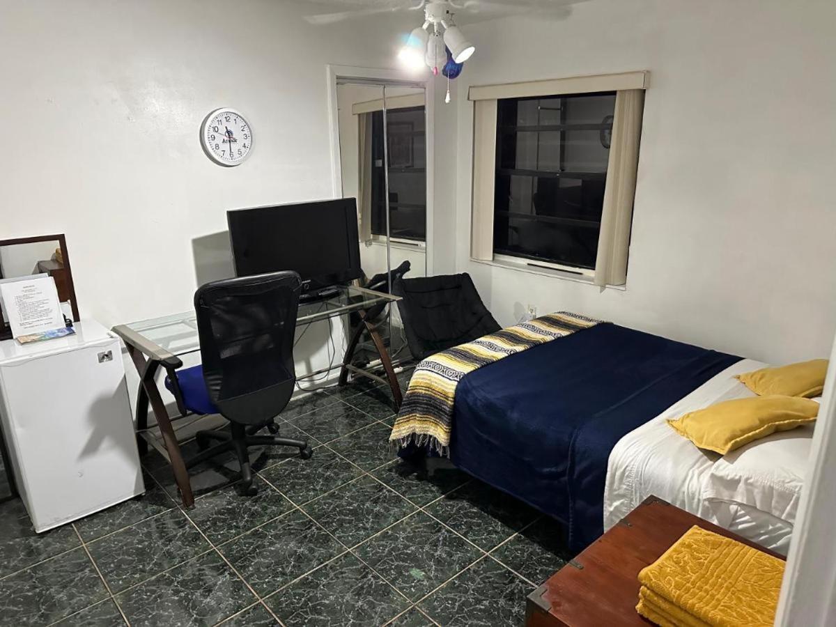 Snug Minimalist Full Bed With 50 Inch Smart Tv, Netflix, Airplay, Mini-Fridge, And 500 Mbps Wifi Near Fiu, Dolphin Mall, Airport Miami Exterior foto